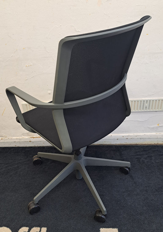 Black & Grey Senator CR2 Operator/Meeting room chairs