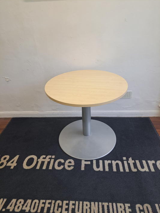 Maple 800mm round tables